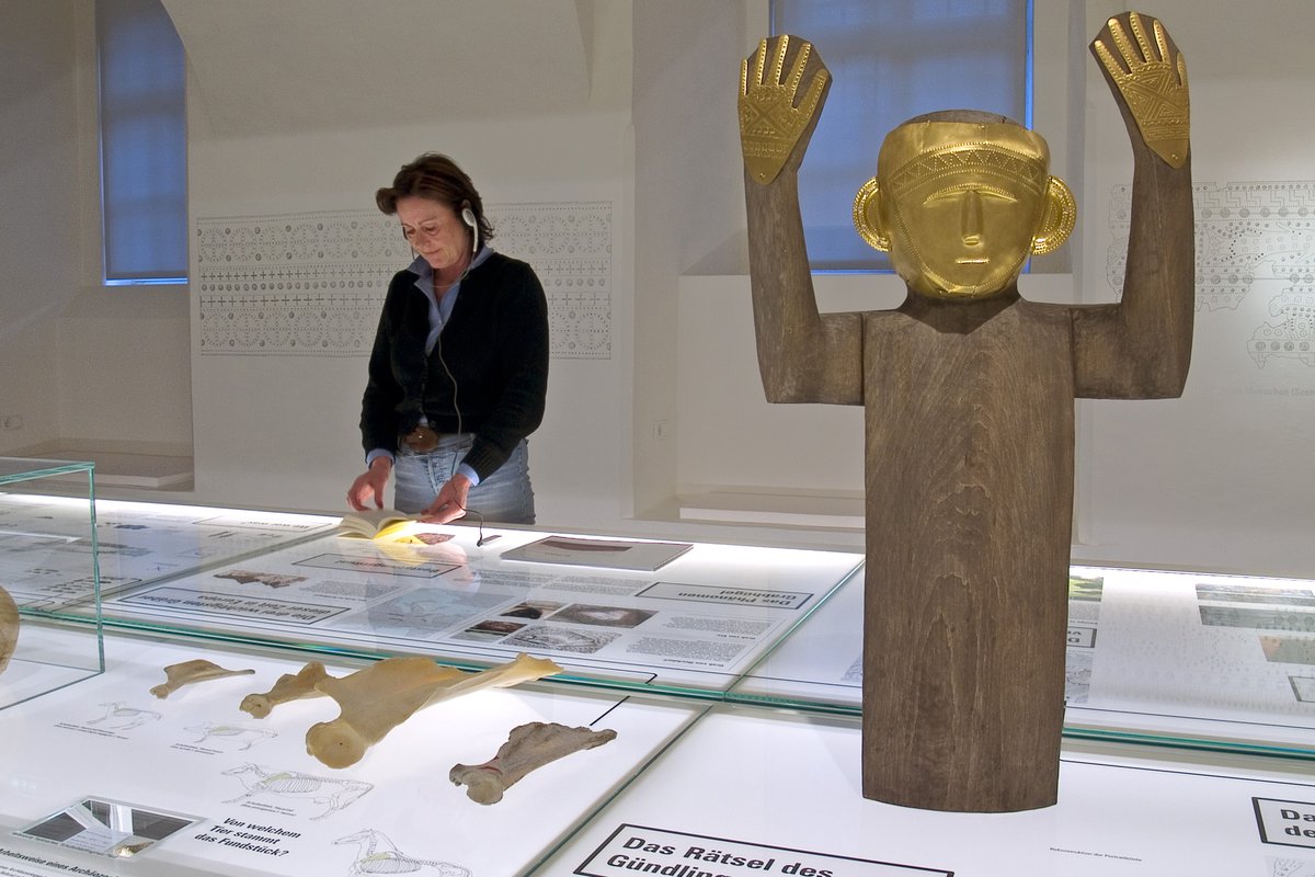 Bronze Age princely tombs, Eggenberg castle