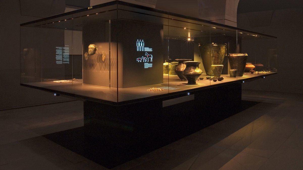 Bronze Age princely tombs, Eggenberg castle