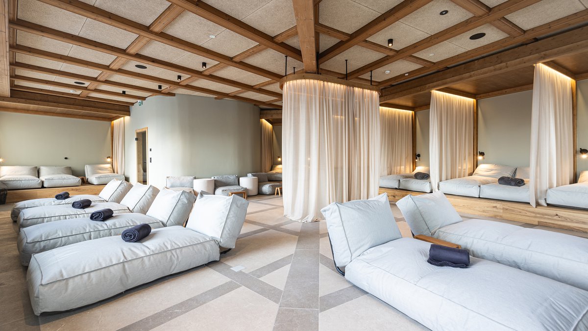 Neue Post – Upside Down Town Hotel