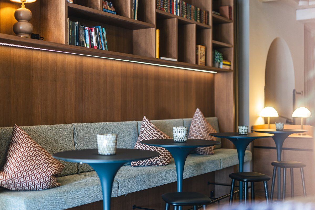 Neue Post – Upside Down Town Hotel