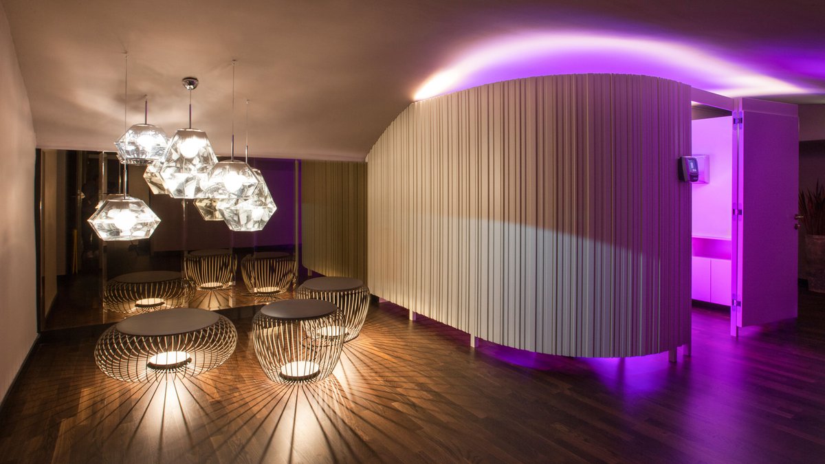 John Harris Schillerplatz 1010, Spa